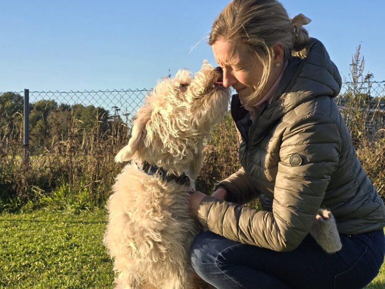 Fører og hund i nærkontakt etter endt treningsøkt